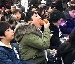 饭后娱乐吃瓜群众图片